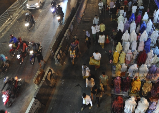 Tarawih pertama, warga salat hingga ke jalan dan jembatan