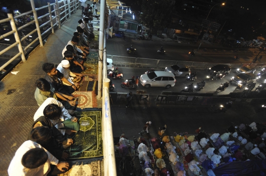 Tarawih pertama, warga salat hingga ke jalan dan jembatan