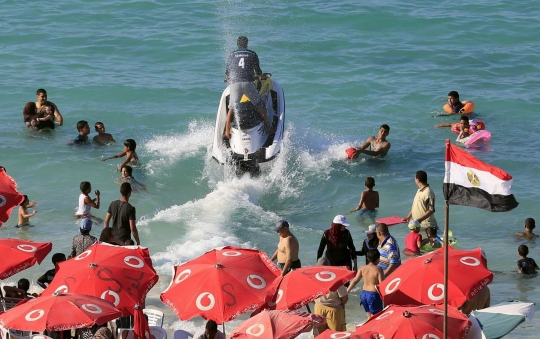 Tradisi unik warga Mesir puaskan diri di pantai sebelum puasa