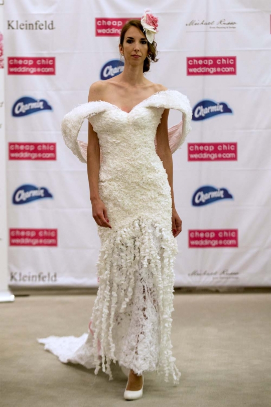 Uniknya gaun pengantin yang terbuat dari tisu toilet