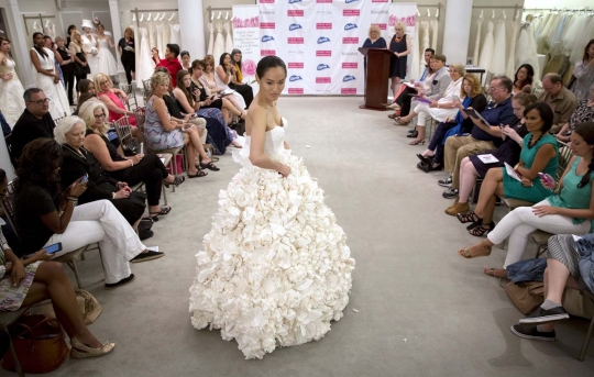 Uniknya gaun pengantin yang terbuat dari tisu toilet