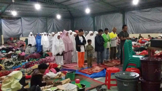 Sarana ibadah minim, korban Sinabung tarawih di tempat pengungsian