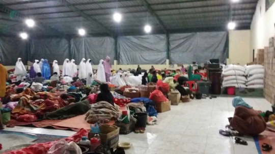 Sarana ibadah minim, korban Sinabung tarawih di tempat pengungsian