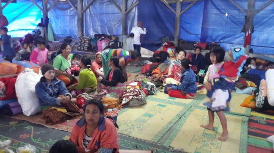 Sarana ibadah minim, korban Sinabung tarawih di tempat pengungsian