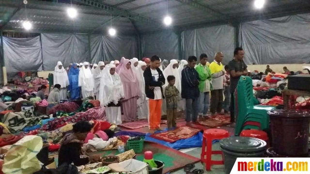 Foto : Sarana ibadah minim, korban Sinabung tarawih di 