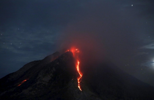 Menyaksikan dari dekat ganasnya semburan lahar Gunung Sinabung