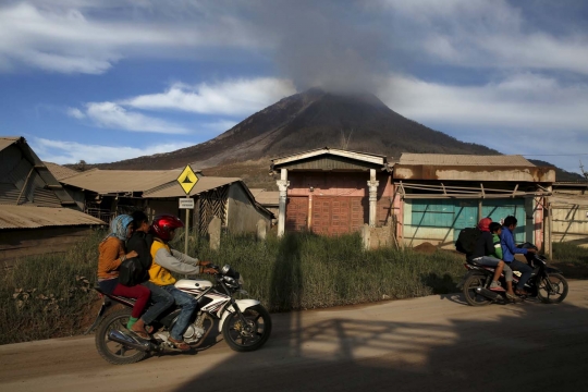 Menyaksikan dari dekat ganasnya semburan lahar Gunung Sinabung
