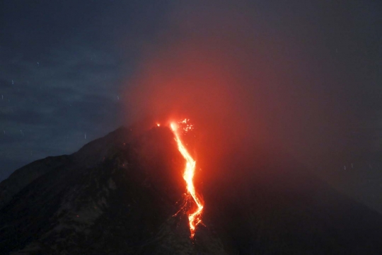 Menyaksikan dari dekat ganasnya semburan lahar Gunung Sinabung
