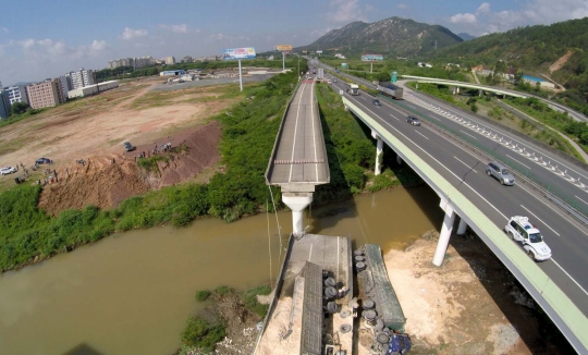 Jalan layang di China tiba-tiba runtuh, satu orang tewas