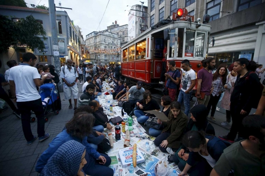 Nikmatnya momen buka puasa bersama di jalanan Istanbul