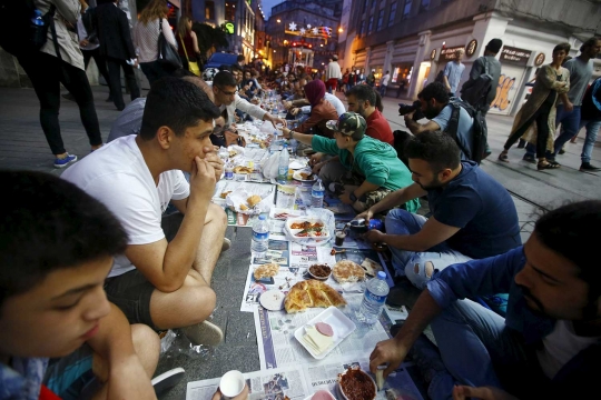 Nikmatnya momen buka puasa bersama di jalanan Istanbul