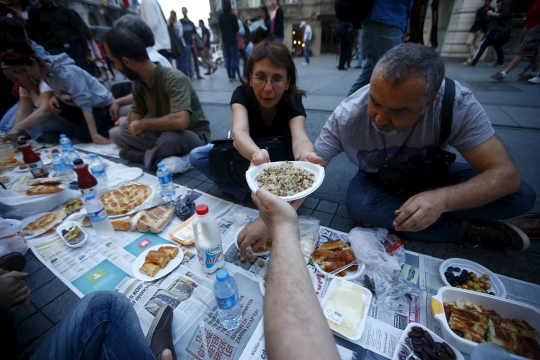 Nikmatnya momen buka puasa bersama di jalanan Istanbul