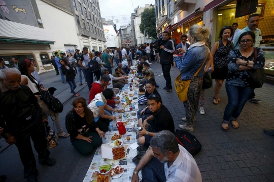 Nikmatnya momen buka puasa bersama di jalanan Istanbul