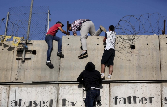 Perjuangan pria Palestina panjat tembok demi Jumatan di Al-Aqsa