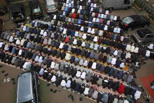 Jumlah meningkat, muslim di London gelar saf salat hingga ke jalan