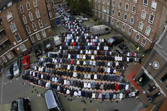 Jumlah meningkat, muslim di London gelar saf salat hingga ke jalan