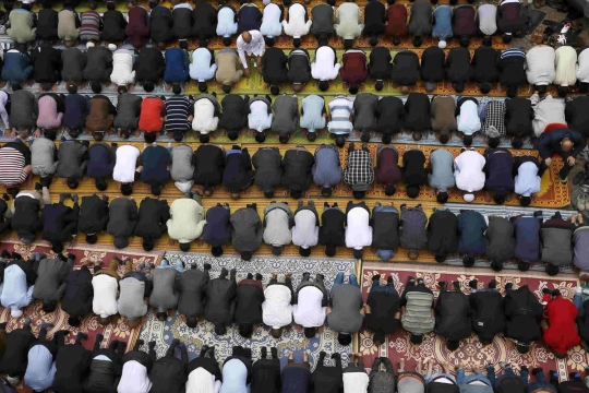 Jumlah meningkat, muslim di London gelar saf salat hingga ke jalan