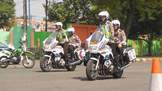 Aksi Srikandi Polantas Banyumas bermanuver dengan motor gede