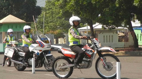 Aksi Srikandi Polantas Banyumas bermanuver dengan motor gede