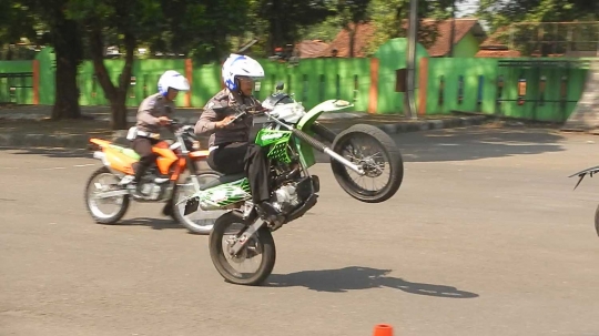 Aksi Srikandi Polantas Banyumas bermanuver dengan motor gede