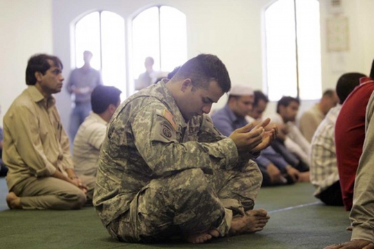 Ketika tentara Muslim Amerika bersujud kepada sang Ilahi