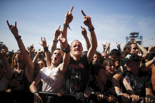 Aksi liar pecinta musik cadas 'panaskan' Hellfest 2015