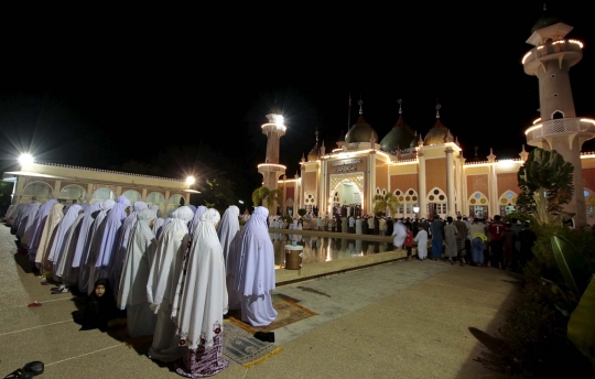 Kekhusyukan muslim Thailand salat tarawih di Masjid Pattani