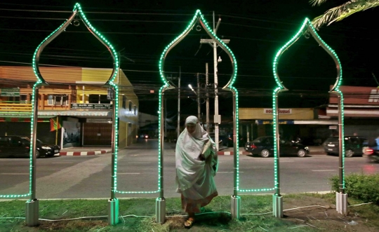 Kekhusyukan muslim Thailand salat tarawih di Masjid Pattani