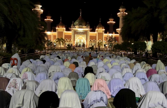 Kekhusyukan muslim Thailand salat tarawih di Masjid Pattani