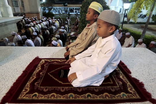 Kekhusyukan muslim Thailand salat tarawih di Masjid Pattani