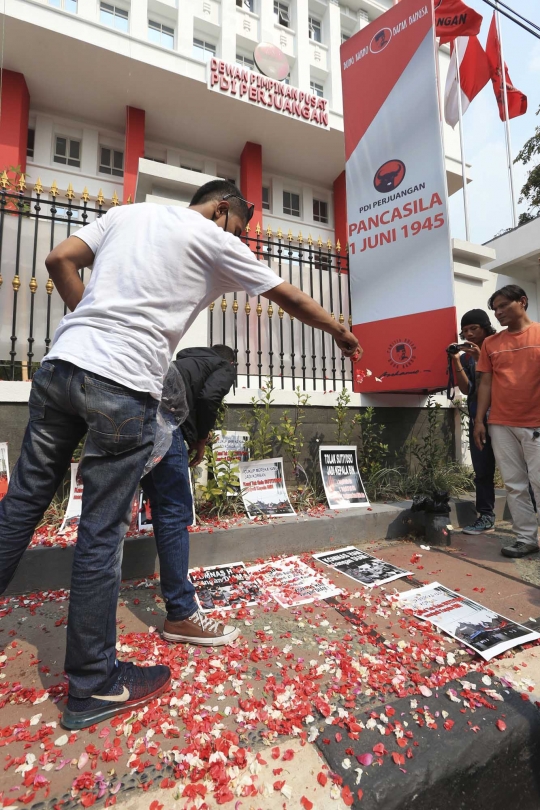 Tolak Sutiyoso jadi kepala BIN, mahasiswa tabur bunga di DPP PDIP