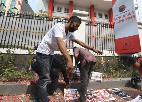 Tolak Sutiyoso jadi kepala BIN, mahasiswa tabur bunga di DPP PDIP