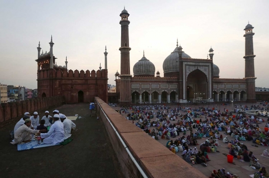 Potret indahnya buka puasa di masjid termegah di India