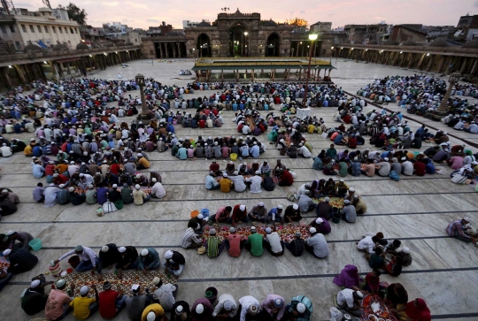 Potret indahnya buka puasa di masjid termegah di India