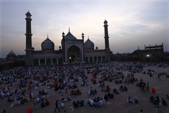 Potret indahnya buka puasa di masjid termegah di India