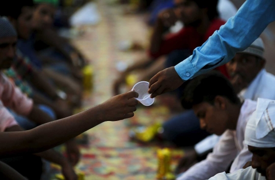 Potret indahnya buka puasa di masjid termegah di India