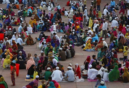 Potret indahnya buka puasa di masjid termegah di India