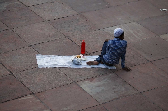 Potret indahnya buka puasa di masjid termegah di India