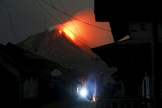 Ketika lahar Gunung Sinabung terangi desa tak berpenghuni di Karo
