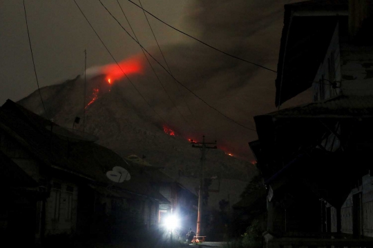 Ketika lahar Gunung Sinabung terangi desa tak berpenghuni di Karo