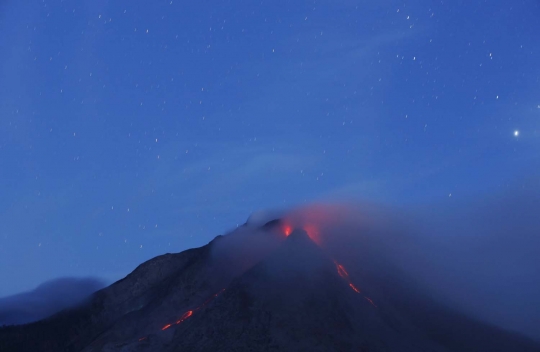 Ketika lahar Gunung Sinabung terangi desa tak berpenghuni di Karo