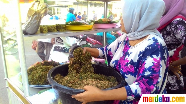 Foto : Menikmati lambai on peugaga, sajian sehat berbuka 