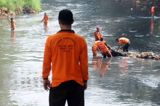 Semangat Dinas Kebersihan punguti sampah plastik di Sungai Krukut