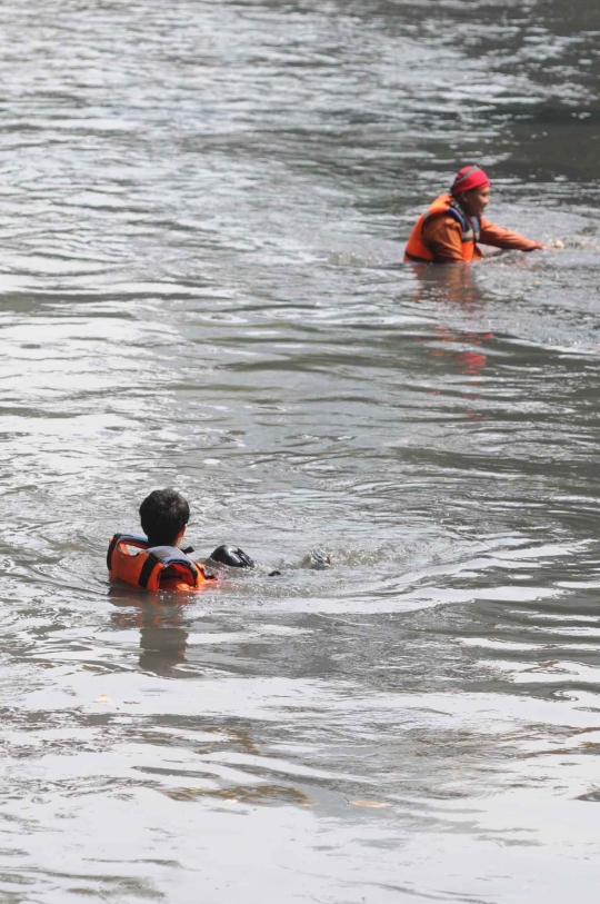Semangat Dinas Kebersihan punguti sampah plastik di Sungai Krukut