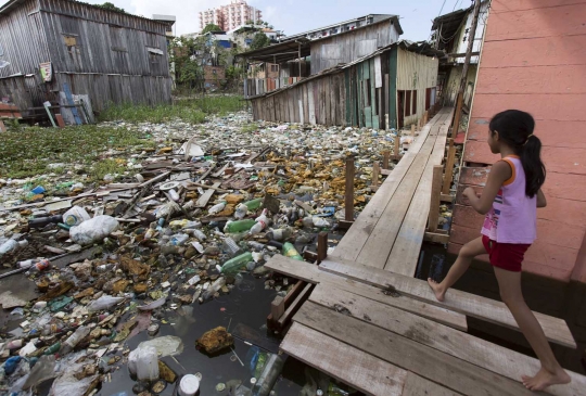 Akibat hujan, anak Sungai Amazon berubah jadi 'gudang sampah'