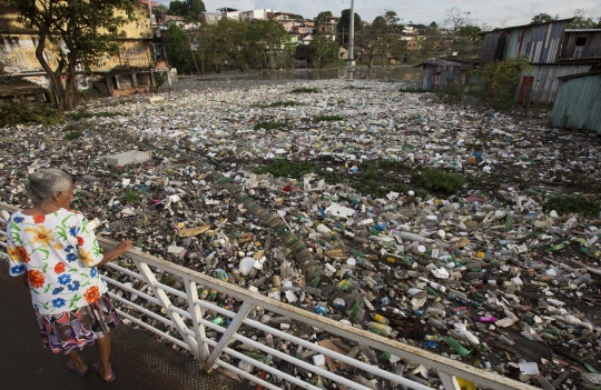 Akibat hujan, anak Sungai Amazon berubah jadi 'gudang sampah'