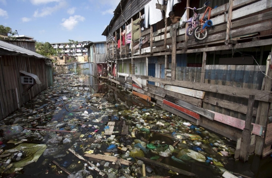 Akibat hujan, anak Sungai Amazon berubah jadi 'gudang sampah'