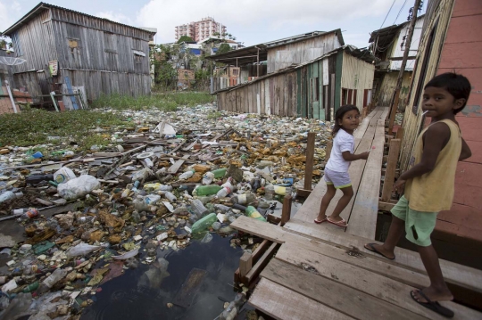 Akibat hujan, anak Sungai Amazon berubah jadi 'gudang sampah'