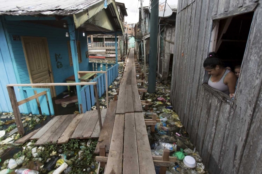 Akibat hujan, anak Sungai Amazon berubah jadi 'gudang sampah'