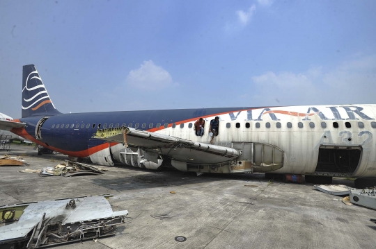 Mengintip pemotongan bangkai pesawat di Bandara Soekarno-Hatta